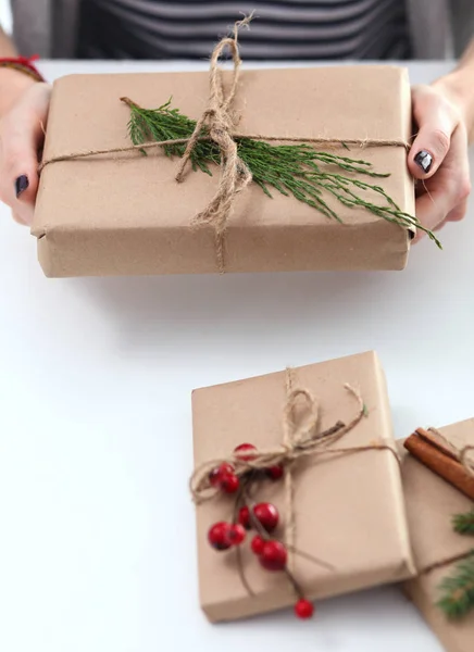 Manos de mujer sosteniendo caja de regalo de Navidad . — Foto de Stock