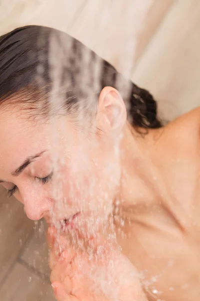 Jovem mulher bonita sob o chuveiro no banheiro . — Fotografia de Stock