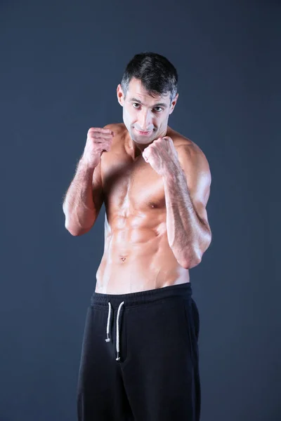 Genç adam boks pratik profil görünümü. Kişisel eğitmen. Kişisel eğitim. — Stok fotoğraf