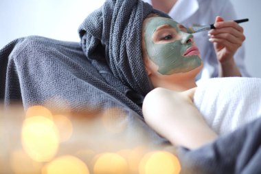 Spa yalan maskesi, sahip güzel bir kadın. Kadın. Spa Salonu