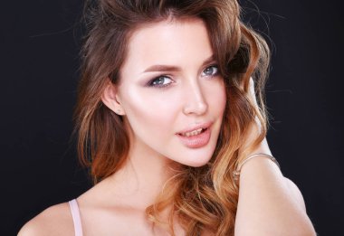 güzel narin kadın portresi. Portre. Güzellik. Göz alıcı bir görünüm.