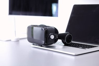 Bilgisayarlı sanal gerçeklik gözlükleri. İş. 3D teknoloji