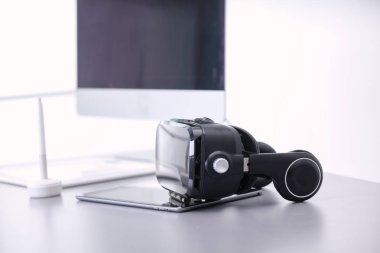 Bilgisayarlı sanal gerçeklik gözlükleri. İş. 3D teknoloji