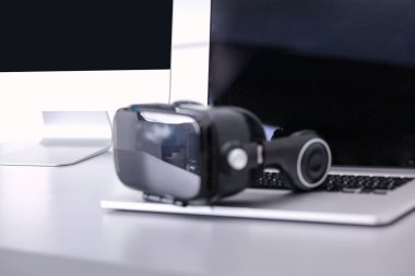 Bilgisayarlı sanal gerçeklik gözlükleri. İş. 3D teknoloji