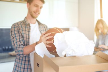 Karton açma çift yeni evlerinde kutuları. Genç Çift.