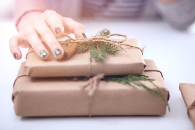 Noel hediye kutusu tutan kadın elinde.