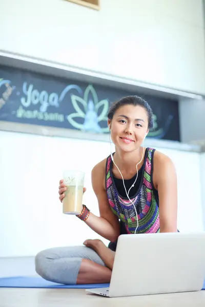 Deportiva mujer sonriente utilizando el ordenador portátil en la habitación luminosa. Una mujer. Estilo de vida — Foto de Stock