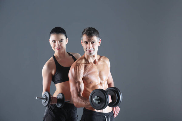 Спортивные мужчина и женщина с гантелями. Персональный тренер по фитнесу. Личное обучение
.