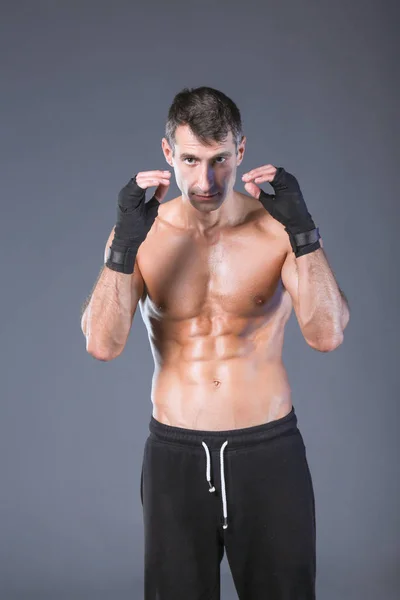 Porträtt av hand inslagning halv naken boxare. Personlig lämplighet instruktör. Personlig träning. — Stockfoto