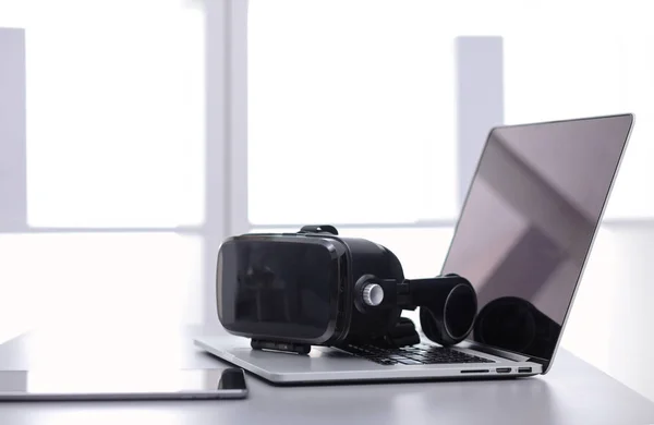 Virtuální realita brýle na stole s notebookem. obchod. 3D technologie — Stock fotografie