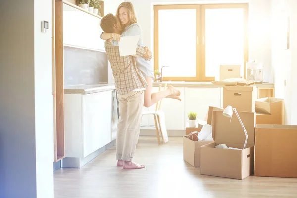 Retrato de una joven pareja mudándose a un nuevo hogar. Pareja joven — Foto de Stock