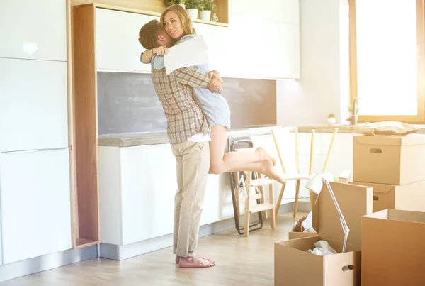 새로운 가정에 이동 하는 젊은 부부의 초상화입니다. 젊은 커플 — 스톡 사진