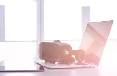 Bilgisayarlı sanal gerçeklik gözlükleri. İş. 3D teknoloji