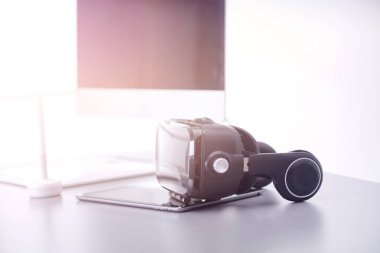 Bilgisayarlı sanal gerçeklik gözlükleri. İş. 3D teknoloji