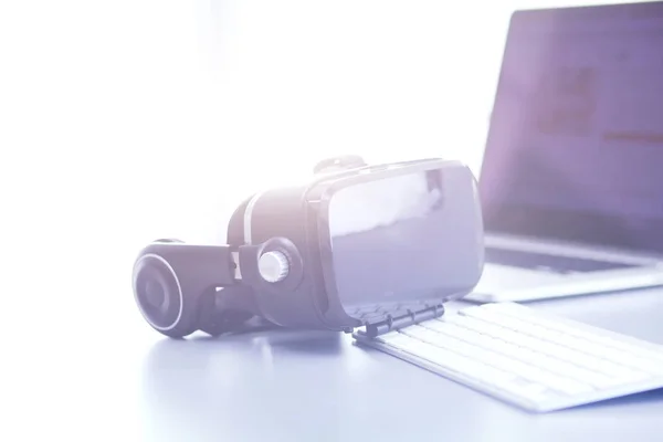 Virtual reality goggles on desk with laptop. business. 3d technology — Stock Photo, Image