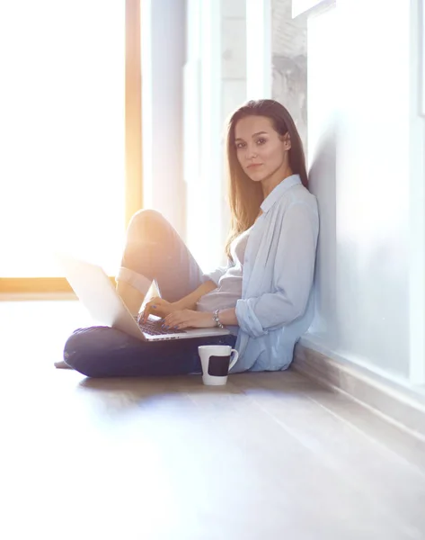 Mladá krásná žena doma sedí na podlaze s notebookem. Mladá krásná žena. — Stock fotografie