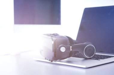 Bilgisayarlı sanal gerçeklik gözlükleri. İş. 3D teknoloji