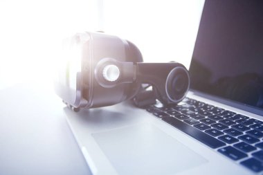 Bilgisayarlı sanal gerçeklik gözlükleri. İş. 3D teknoloji