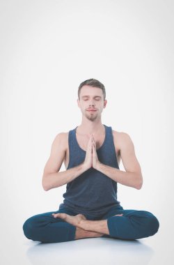 Beyaz arka plan üzerinde egzersiz yaparak çıplak gövde ile yetişkin adam