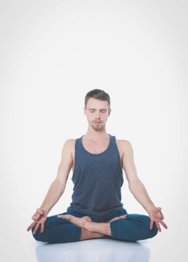 Beyaz arka plan üzerinde egzersiz yaparak çıplak gövde ile yetişkin adam