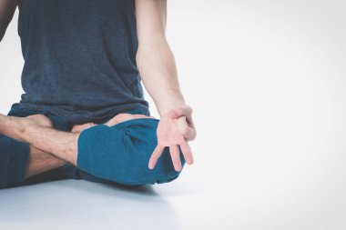 Beyaz arka plan üzerinde egzersiz yaparak çıplak gövde ile yetişkin adam