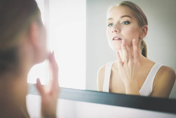 Rostro de joven hermosa mujer sana y la reflexión en el espejo —  Fotos de Stock