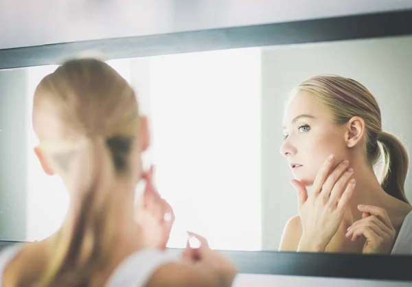 Wajah cantik muda sehat wanita dan refleksi di cermin — Stok Foto