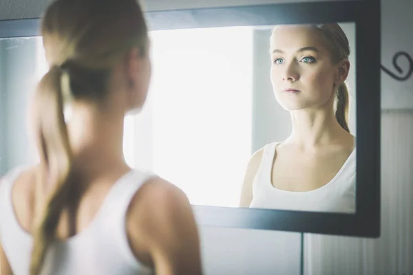 Лицо молодой красивой здоровой женщины и отражение в зеркале — стоковое фото