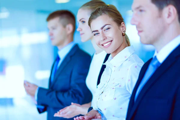 Gente de negocios sonrientes aplaudiendo una buena presentación en la oficina. Gente de negocios sonriente — Foto de Stock