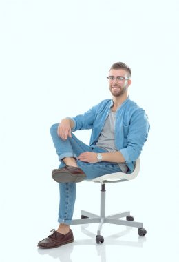 Beyaz arka plan üzerinde izole sandalye üzerinde oturan genç adam. Startupper. Genç girişimci.