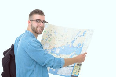 Harita beyaz arka planda tutan genç adam. Genç adam bir harita beyaz bir arka plan üzerinde tutarak. Bir turist tatil üzerinde. Yerler için arıyorum. Macera arayan.