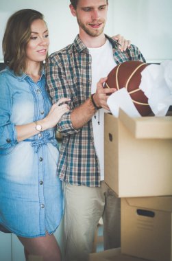 Karton açma çift yeni evlerinde kutuları. Genç Çift.