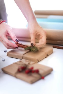 Noel hediye kutusu dekorasyon kadın elleri. Kadının elleri