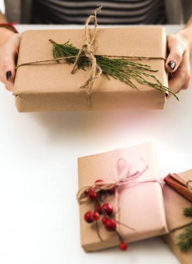 Noel hediye kutusu tutan kadın elinde.