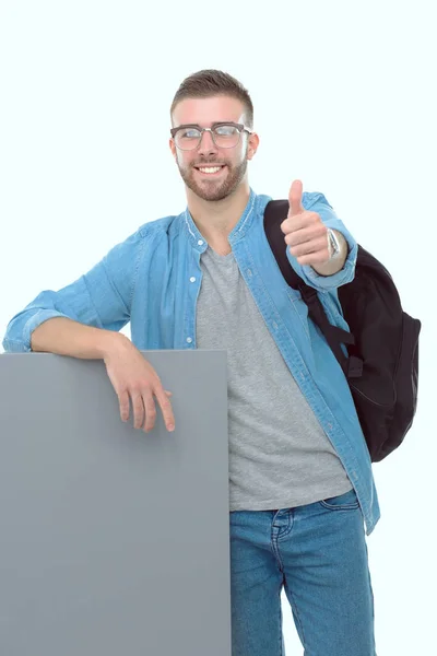 Retrato de un estudiante sonriente sosteniendo un tablero en blanco. Oportunidades educativas. Estudiante universitario . —  Fotos de Stock