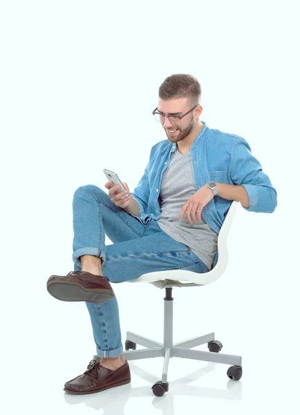 Junger Mann auf Stuhl sitzend und mit Handy. Startupper. Jungunternehmer. — Stockfoto