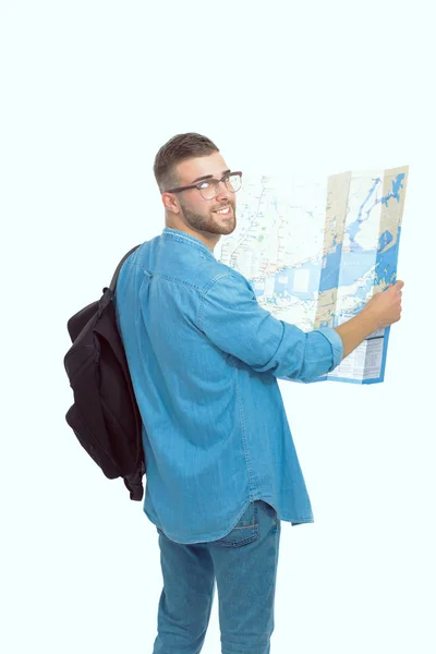 Harita beyaz arka planda tutan genç adam. Genç adam bir harita beyaz bir arka plan üzerinde tutarak. Bir turist tatil üzerinde. Yerler için arıyorum. Macera arayan. — Stok fotoğraf