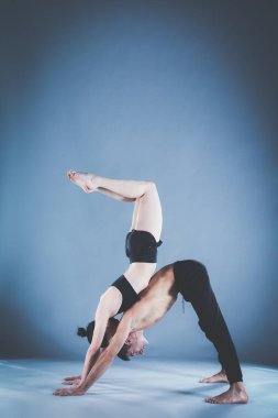 Genç çift Acro yoga mat Studio birlikte uygulamak. Acroyoga. Çift yoga. Ortak yoga.