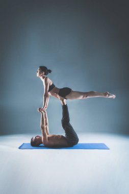 Genç çift Acro yoga mat Studio birlikte uygulamak. Acroyoga. Çift yoga. Ortak yoga.