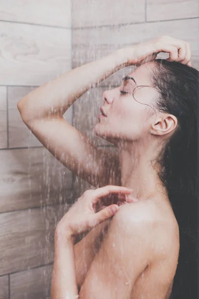 Młoda kobieta beautyful pod prysznic w łazience. — Zdjęcie stockowe
