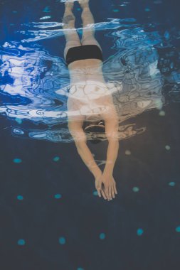 Yüzme havuzunda erkek yüzücü. Su altı fotoğrafı. Erkek yüzücü.