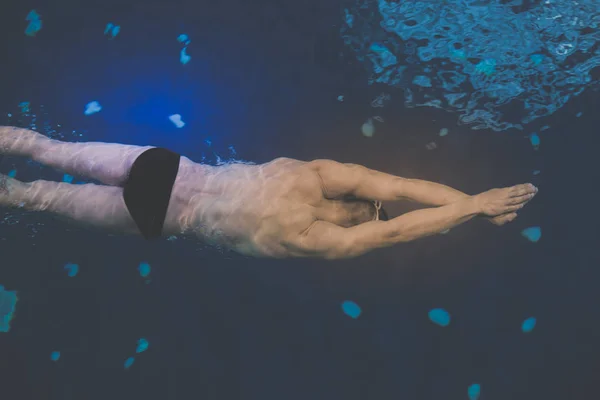 Nuotatore maschile in piscina. Foto subacquea. Nuotatore maschio. — Foto Stock