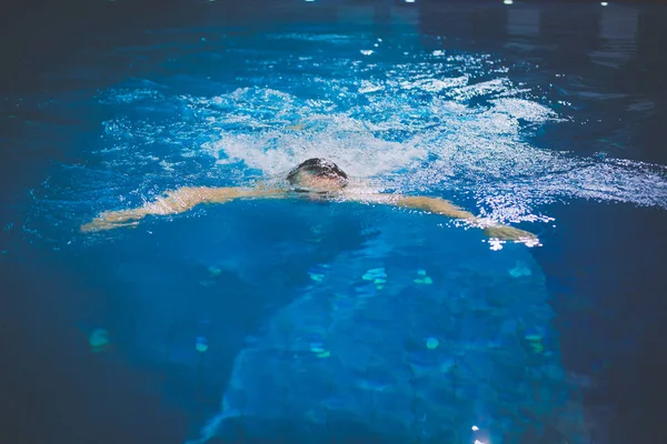男子游泳运动员在游泳池。水下照片。男子游泳运动员. — 图库照片