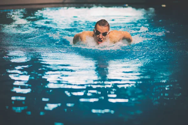 Nadador masculino en la piscina. Foto submarina. Nadador masculino . — Foto de Stock