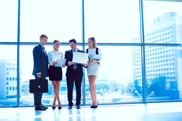 Grupo de gente de negocios haciendo presentación con el ordenador portátil durante la reunión. Grupo de empresarios —  Fotos de Stock