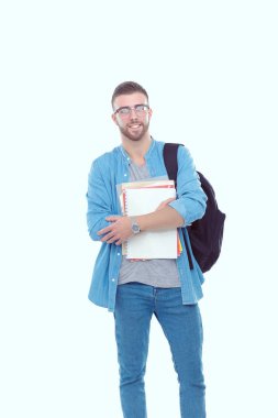 Beyaz arka plan üzerinde izole kitap tutan bir okul çantası ile bir erkek öğrenci. Eğitim olanakları. Üniversite öğrencisi.