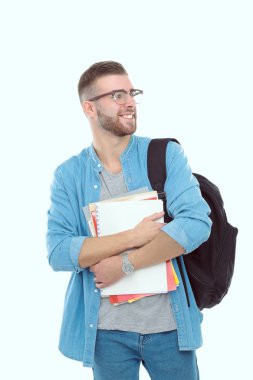 Beyaz arka plan üzerinde izole kitap tutan bir okul çantası ile bir erkek öğrenci. Eğitim olanakları. Üniversite öğrencisi.