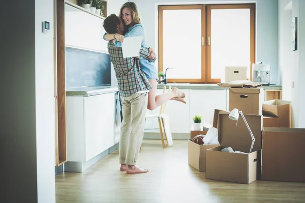 Retrato de una joven pareja mudándose a un nuevo hogar. Pareja joven —  Fotos de Stock