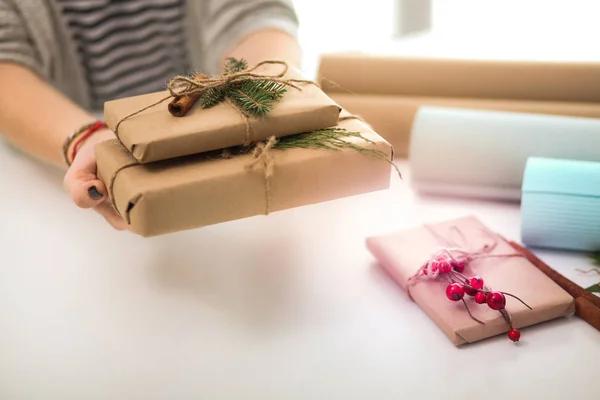 Manos de mujer sosteniendo caja de regalo de Navidad . — Foto de Stock