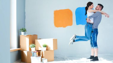 Mutlu genç çift yeni eve taşınıyor.